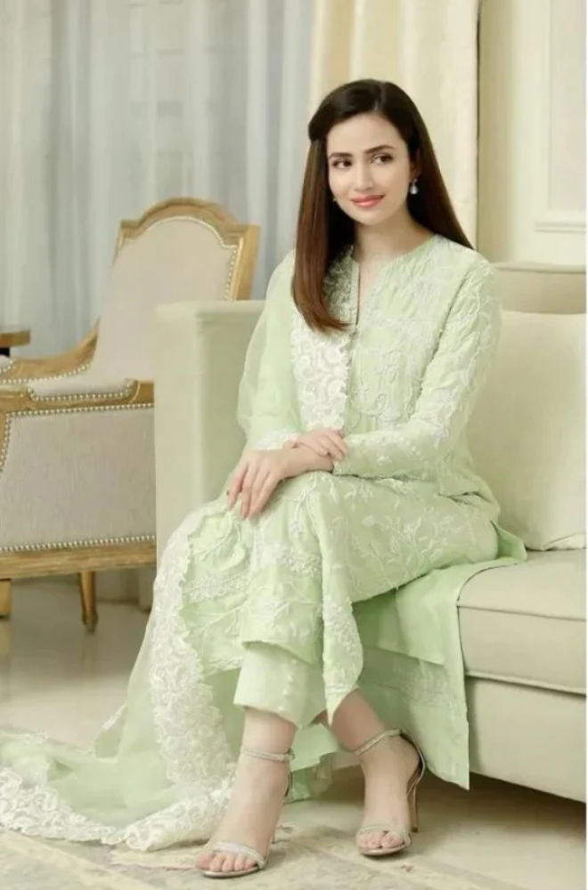 Bareeze Unstitched 3 piece lawn embroidered suit D560